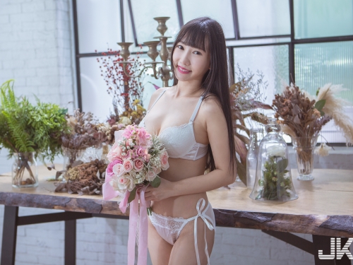 紳士的性感情人「又又」，性感美胸翹臀不吝嗇，狂野到純情之間滿是遐想！