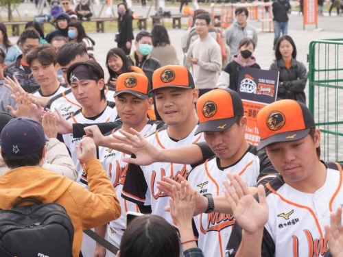 中職》統一獅春訓新增室內練習場轉播 還讓球迷近距離與球星擊掌