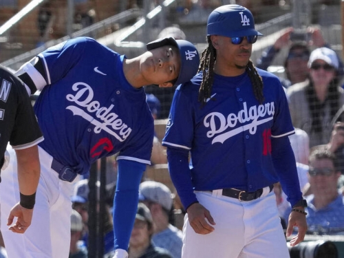 MLB》頭都歪到90度了！慶祝儀式意外「揮空」 大谷翔平尷尬苦笑