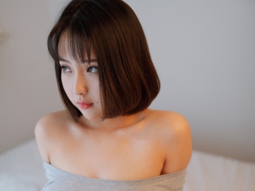 上衣繃得可以！被巨乳撐爆的上衣整個顯得超繃的...一個角度不好就會掉出來！