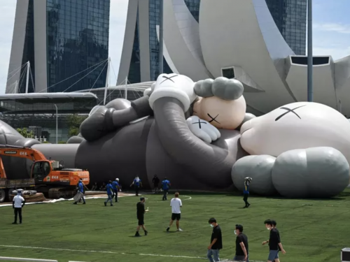 侵權！《KAWS:HOLIDAY》新加波站擁抱雕塑遭「禁辦」，KAWS本人：這項指控毫無根據