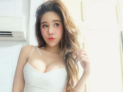 睡到奶奶並軌！巨乳正妹送「深夜福利」，白嫩大奶細肩背心罩不住，直接滾出來啦～