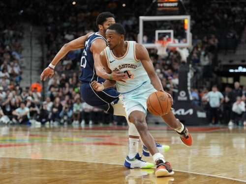 NBA》福克斯繳32分準大三元表現！馬刺擊退獨行俠中止3連敗