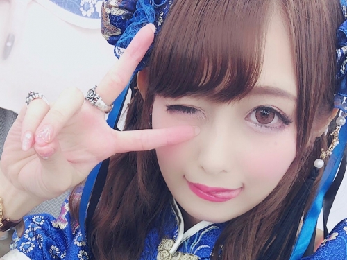 性感「爆乳春麗」露白嫩奶球！迷你裙太短　渾圓蜜桃臀也出來見客！