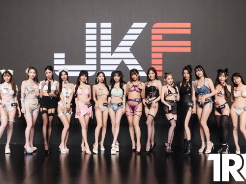 太辣的話抱歉！JKF女郎火熱開場　挑戰尺度極限盼與粉絲見面