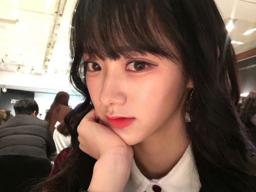 妹子短裙大露「白嫩長腿」好犯規，「杏桃大眼」好會放電讓人全身酥麻啦！