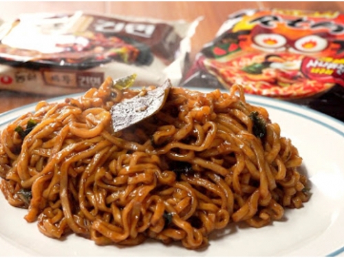 還原《寄生上流》炸醬麵！韓國泡麵「農心」推出「浣熊炸醬杯麵」在家就可吃到貴婦感！