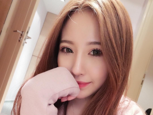 超白嫩！「美乳正妹」低胸上衣粉絲受不了，完美身材自拍好養眼！