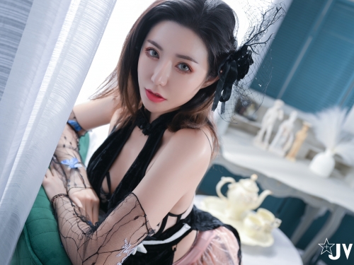 隔壁「巨乳人妻」穿性感戰袍，趁老公不在家開門讓鄰居滑進去～