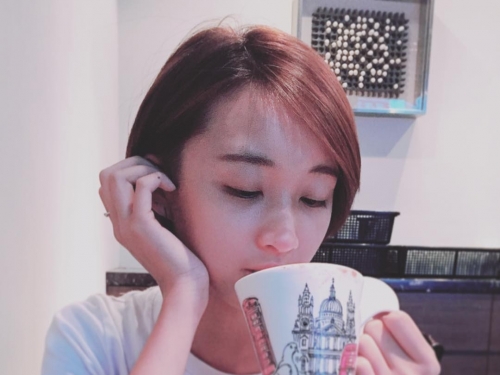 氣質不凡呀！清新才女「熙娜Sheena」白皙稚嫩的模樣，惹得哥哥們想上前保護！