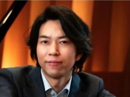因為很香！帥哥鋼琴家搭飛機狂偷空姐圍裙 被捕認還會做這件事