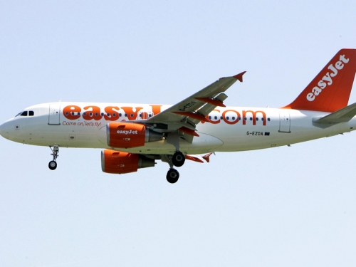 情侶飛機廁所「活春宮」被開門！乘客嗨爆 空少反應有亮點