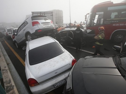 美國「超級濃霧」158車連環追撞影片直擊 車輛堆疊、變形 至少7死、25傷