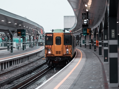 男月台上神秘自轉 下秒慘摔軌道遭輾斃 驚悚畫面曝光