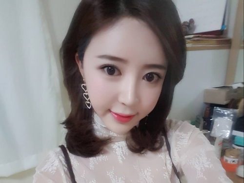 正妹深V開到底「凶狠八字波」露出！中間那條溝又深又長，想進一步探索！