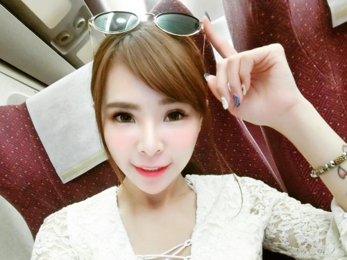 「爆乳DJ」化身性感櫥窗女郎！穿超深V開襟衣搭高鐵　渾圓奶球出來見客！