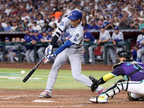 MLB》54轟苦主！投壞球被大谷翔平怪力「撈出牆」響尾蛇右投被DFA了