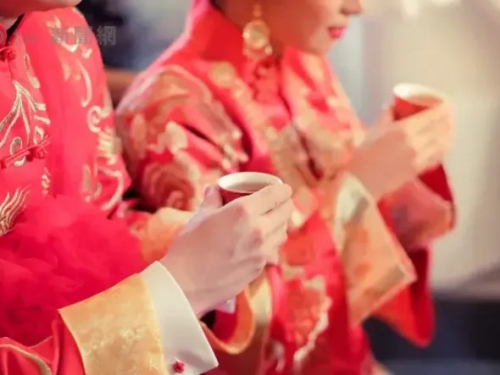 婚禮進行中！新娘突發現「少給聘金」拒上車 新郎崩潰當場咬舌輕生