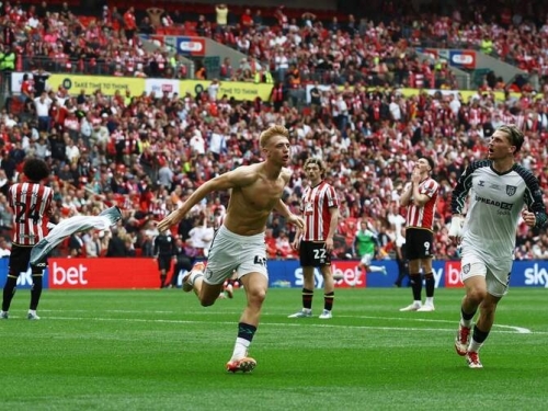足球》奇蹟！19歲少年傷停補時踢進致勝球 率桑德蘭升入英超
