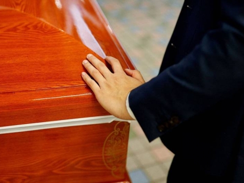 死而復生！ 喪禮進行到一半棺內突狂傳敲打聲 往生者瞪大雙眼