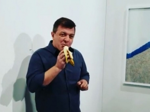 畫廊嚇傻！369萬元賣出的「膠帶香蕉」 被他當場吃掉了...