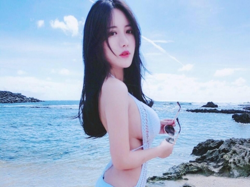 超狂野爆乳！「巨乳正妹」在海邊大秀好身材，鼻血染紅一片海！