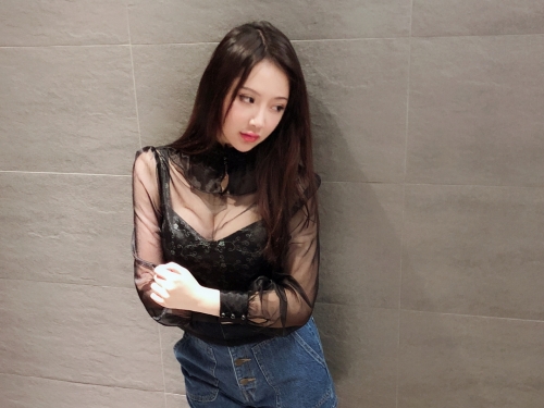 「爆乳護理師」大膽開胸泳衣炸出渾圓奶球！清涼消暑就靠這波！