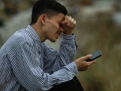 女友與閨蜜私拍7分鐘性愛片 他翻手機臉綠：表情很享受