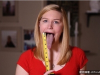 美國「長舌女」舌頭10公分　舔到眼睛嚇同學