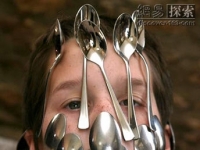 英國9歲男童 16支湯匙掛在鼻尖