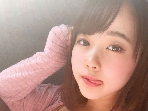 想藏也藏不住！巨乳櫻花妹被後背包「出賣乳量」　渾圓線條炸出