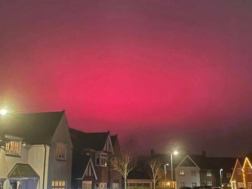 天空突然變成一片紅...網友笑稱「聖誕老人外套在發光」