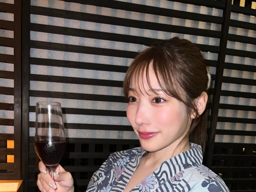 巨乳正妹「小宵虎南」泡湯喝酒好大方，浴衣敞開秀「修長美腿」讓粉絲狂告白
