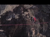 2700米高空表演腳踏車走繩索，驚險的一幕讓人緊張到不敢呼吸！