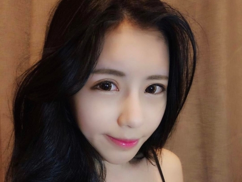 「性感直播主」乳量滿滿　大露白嫩長輩打招呼！渾圓乳球差點掉出！