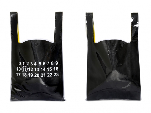 一個購物袋4萬？Maison Margiela最潮PVC Tote Bag 不只是塑膠袋還可以變身零錢包！