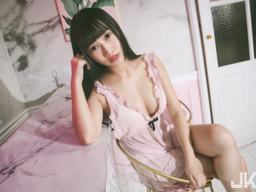 美胸少女「又又」詮釋清純與情慾，誘人的若隱若現內睡衣，裙邊交叉的白皙大腿真迷人！