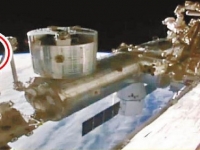 NASA直播視訊現不明物體 直播畫面突然斷訊 網友：國防布出現啦~