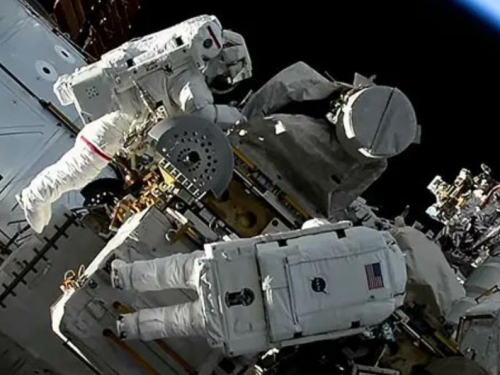 夜空忽然多一顆星？　NASA：是太空人不慎遺失的工具包