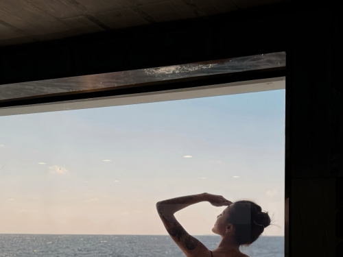 窈窕女神「雙囍 Lara」馬爾地夫度假！豹紋比基尼秀「零贅肉性感曲線」！