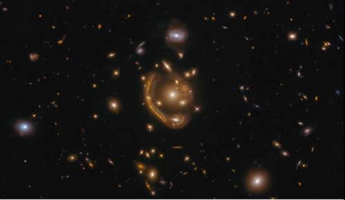 捕捉愛因斯坦環！宇宙深處半熔金戒絕美曝光