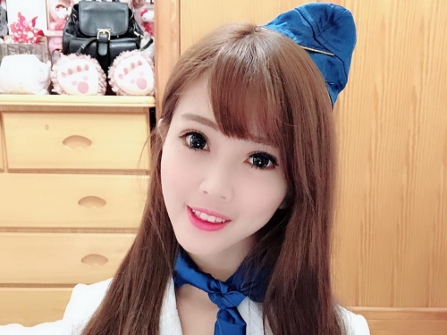 正妹英文老師「凱蒂」身材太火辣　襯衫扣不起來展現誘人曲線！