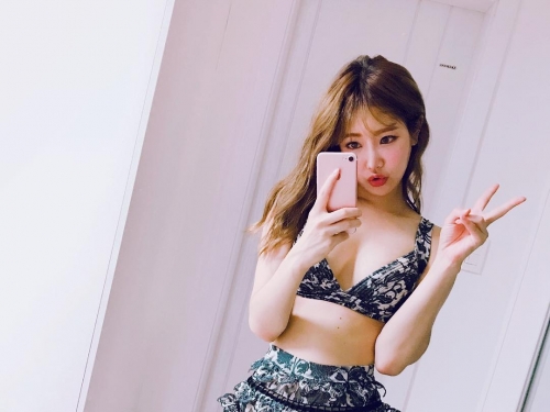 跪求一對一！美女老師上課自備「圓潤彈力球」，半透明上衣教課讓人根本無法專心…