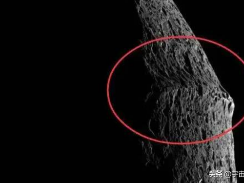科學家發現土衛8上有“焊痕”後，猜測：星球就是廢棄的飛船