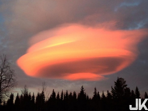 神秘火燒雲現身 瑞典騰起巨大火紅UFO
