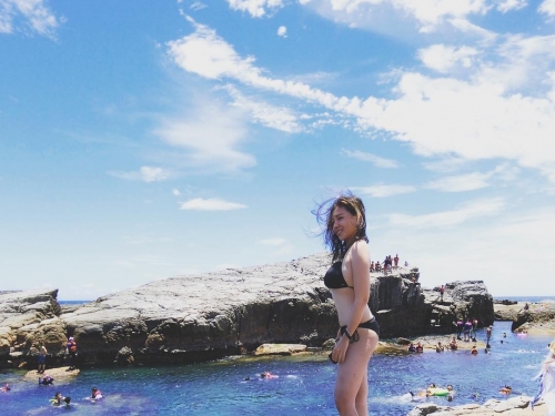 太重了桌子借放！美乳造型師「極高乳含量」霸氣擺桌上！長輩好兇啊…
