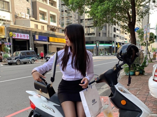 台灣「正妹保險業務員」性感黑絲太火辣... 超飽滿「兇猛事業心」讓人瞬間戀愛！