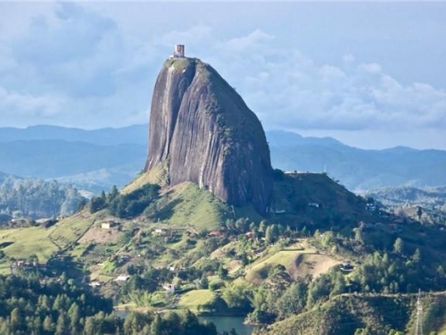 世界上最陡別墅：建在10萬噸巨石之上，每次回家要爬200米的台階