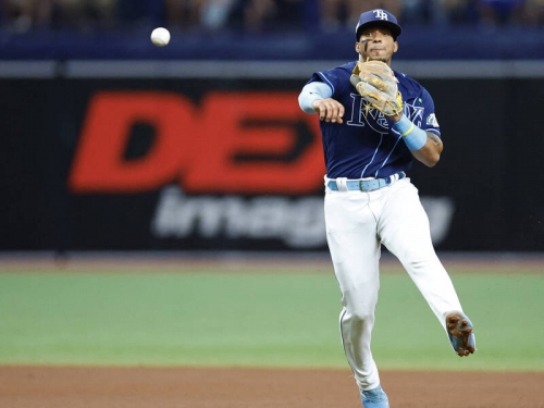 MLB》比「甩棒」還秀！ 光芒法蘭柯守備「甩球」引熱議