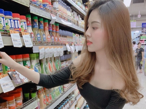 「美腿高校姊姊」甜美顏值征服全場！超犯規白皙視角太誘人了